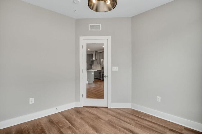 Building Photo - Expansive 3-Bedroom Condo featuring 2.5 Ba...