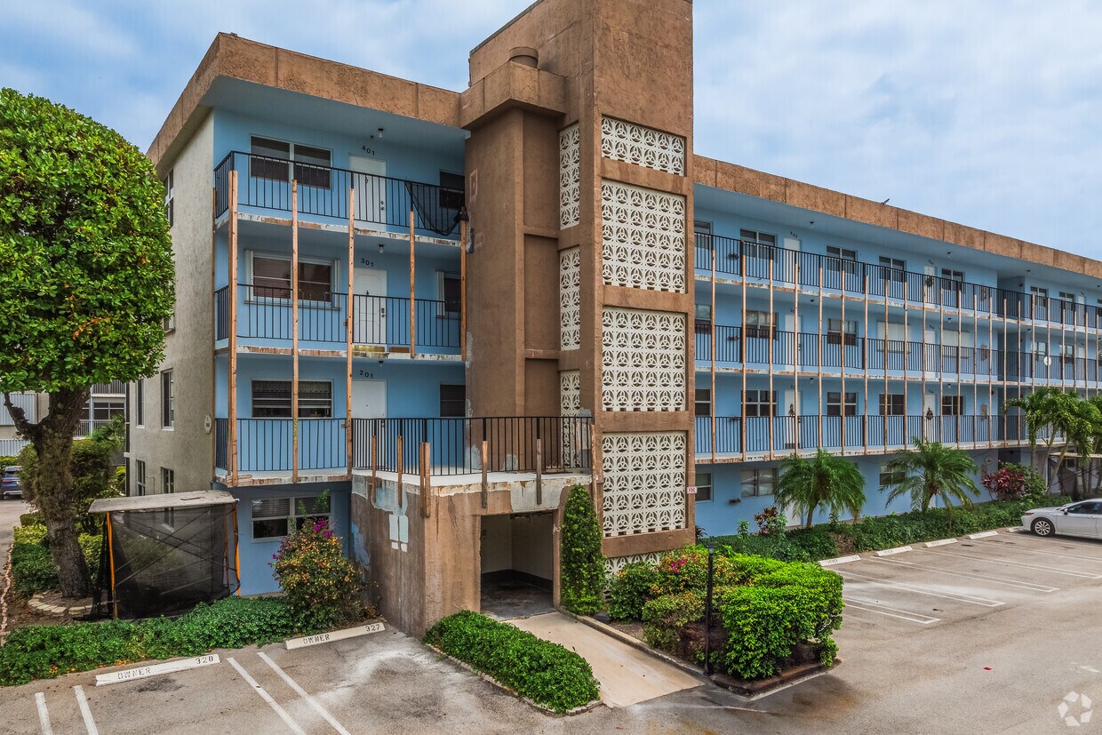Entrance - Seagate of Gulfstream Condominiums