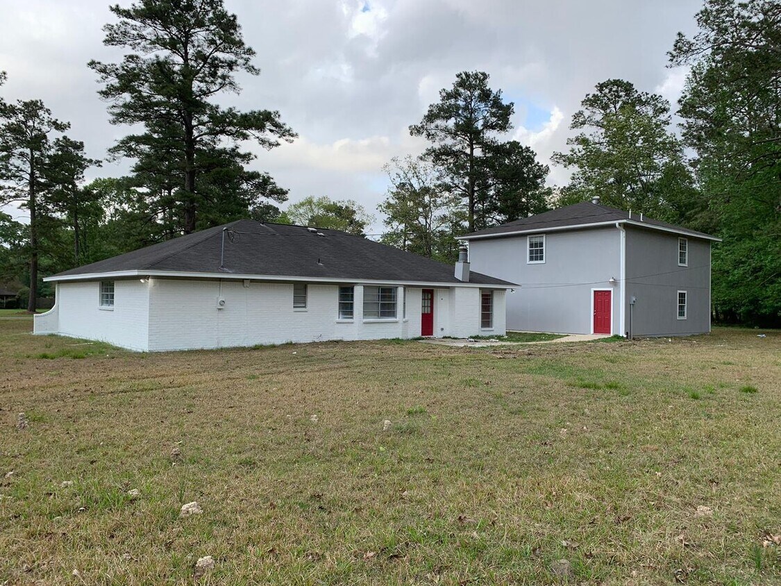 13495 Inwood Dr Unit Garage Apt, Beaumont, TX 77713 Room for Rent in