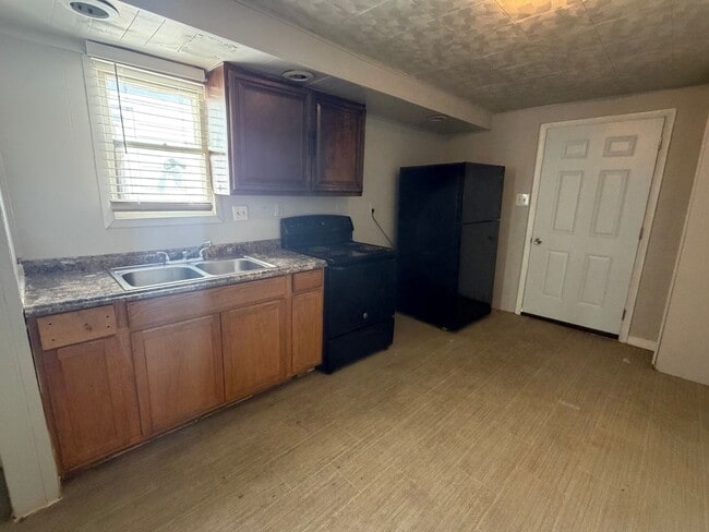 Building Photo - 2 Bedrooms House w/ Large Yard!