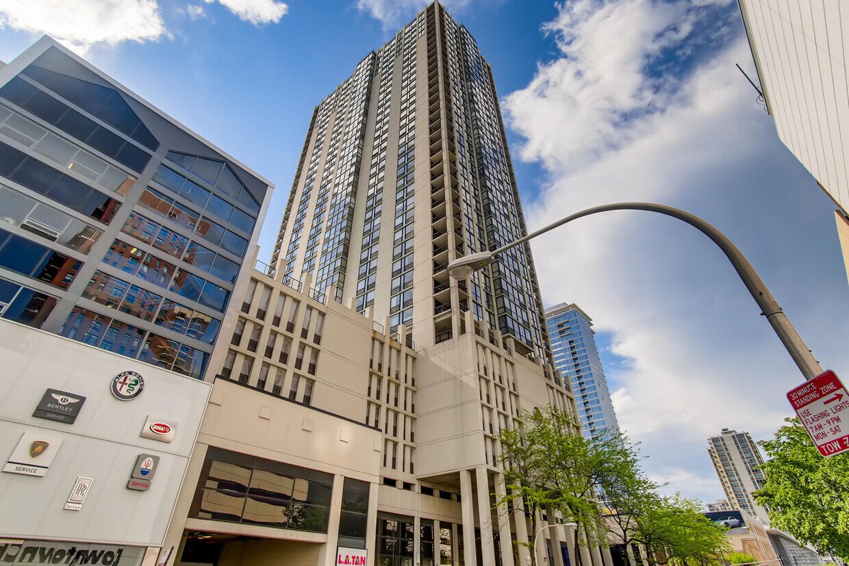 Primary Photo - 1122 N Clark St