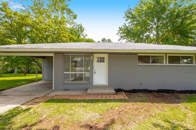 Building Photo - 119 Poinsetta Dr