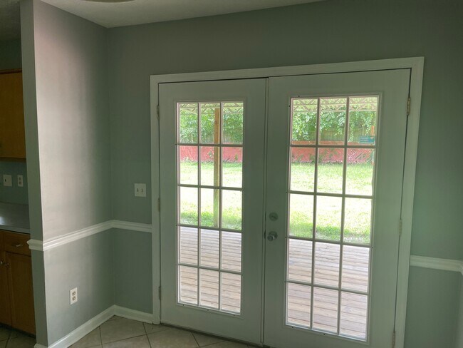 Building Photo - 2827 Lakeview Dr