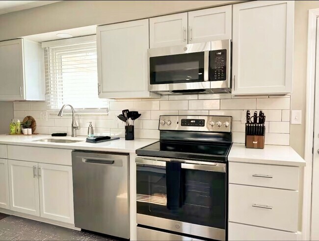 Building Photo - 4BD 2BA Ranch on Catherine Westfield Fenced Yard