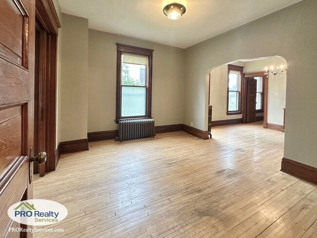 Building Photo - Charming 2 Bedroom Apartment in Northeast ...