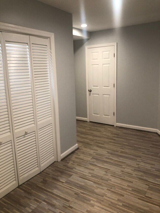 Shared Laundry Space - 4306 Elmwood Dr