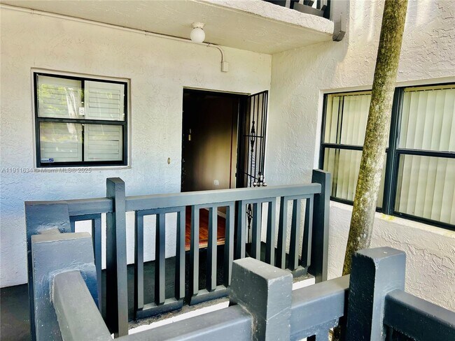 Foto del edificio - 1021 Mockingbird Ln