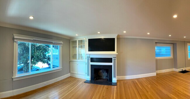 Foto del edificio - UPDATED Split Level 3BR/2BA 1650sf Sunset ...