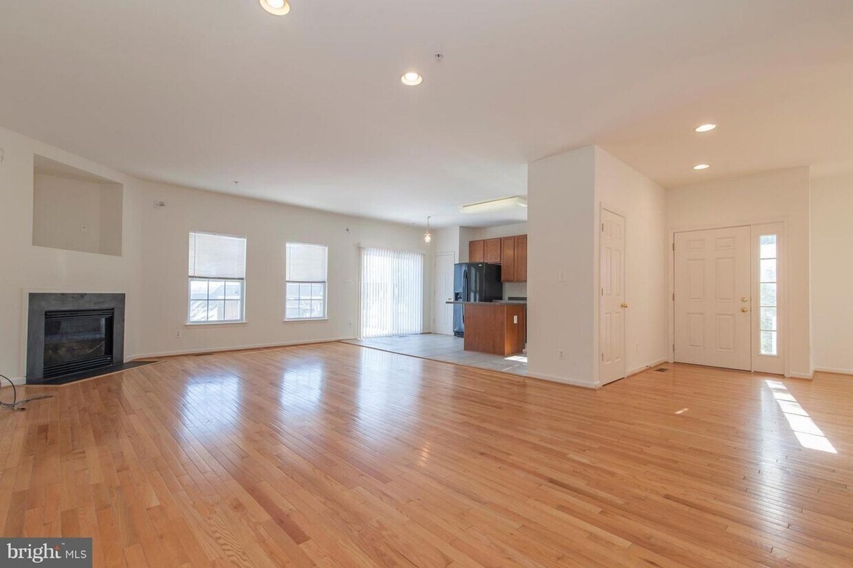 Building Photo - Beautiful 5 bedroom, 3.5 bathroom Townhous...