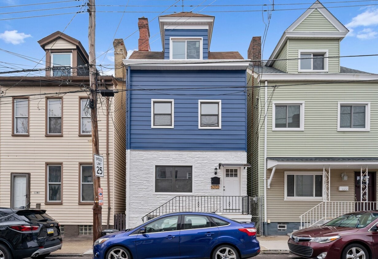 Primary Photo - Newly Renovated 4 Bed, 2.5 Bath Home - Cen...