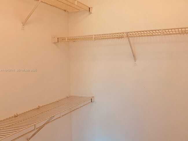 Foto del edificio - 4055 W McNab Rd