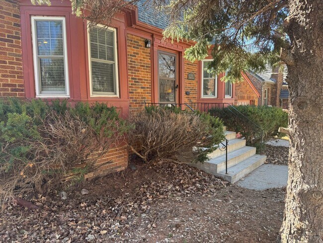 Foto del edificio - Charming Brick Ranch with Finished Basement & Fenced Yard