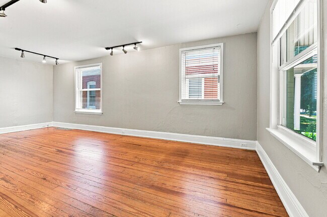 Building Photo - $2,845.95, 3 bed, 1 bath, located in Denver with New Appliances