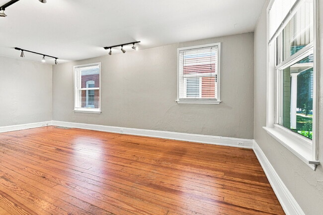 Photo - $2,845.95, 3 bed, 1 bath, located in Denver with New Appliances Apartment