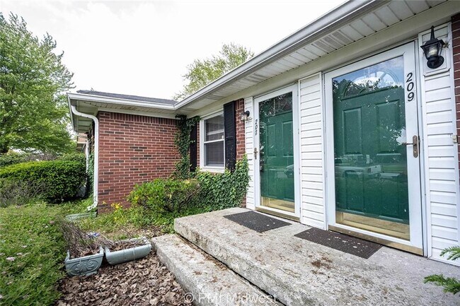 Foto del edificio - 207 W Green Meadows Dr