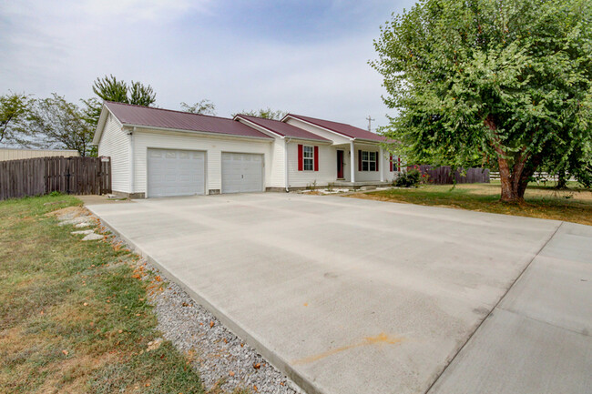 Building Photo - 16 Winding Oaks