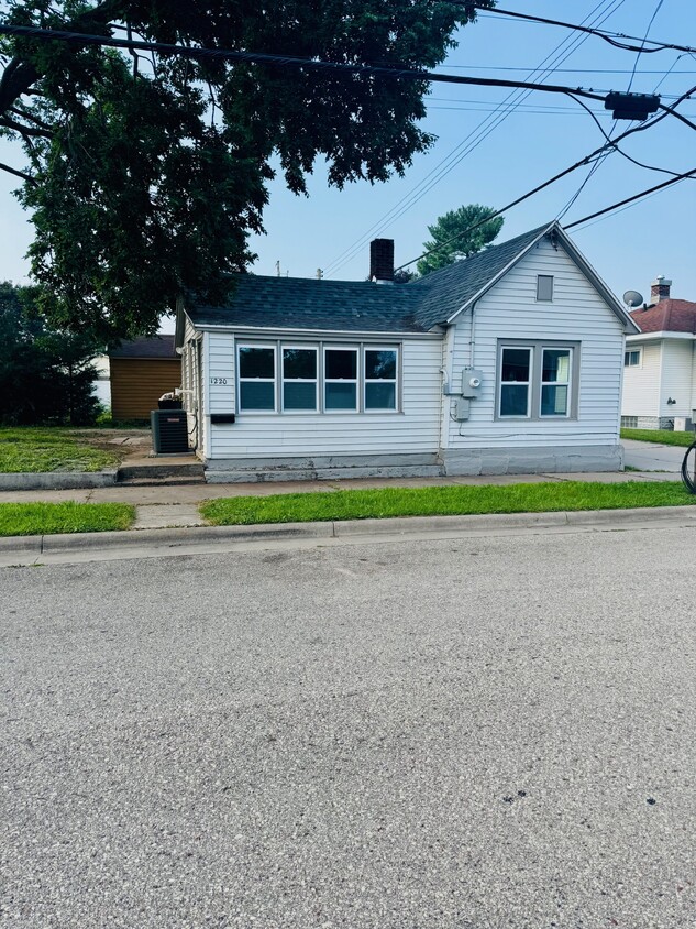 Front of house - 1220 Moore St