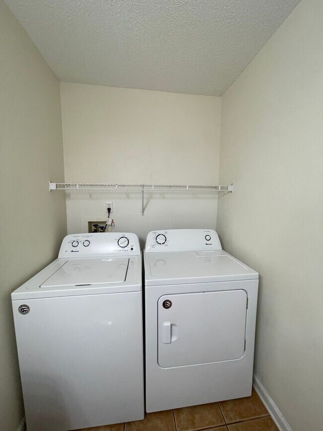 Building Photo - 118 W Briar Dr