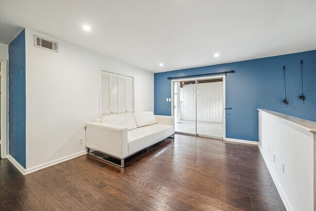 Foto del edificio - 2744 Briarhurst Dr