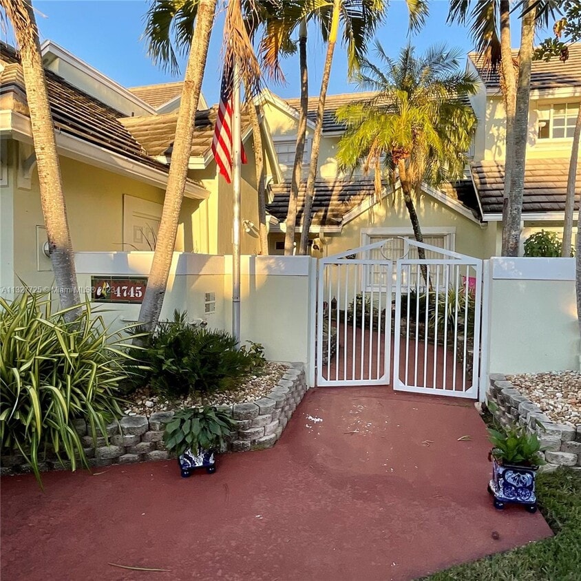 4745 NW 98 Pl, Doral, FL 33178 Townhouse for Rent in Doral, FL