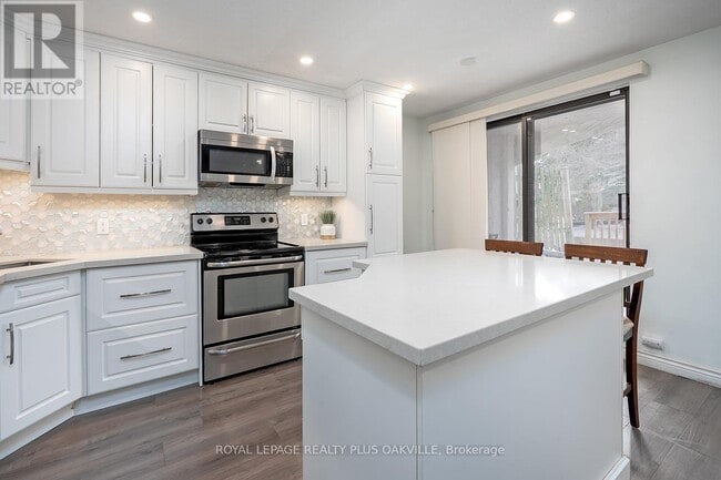 Building Photo - 1058 Falgarwood Dr