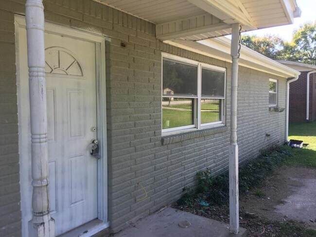 Building Photo - 2055 Helen St