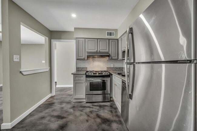 Building Photo - 2808 Skyway Cir