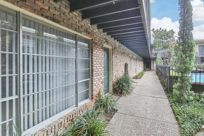 Building Photo - 2503 McCue Rd