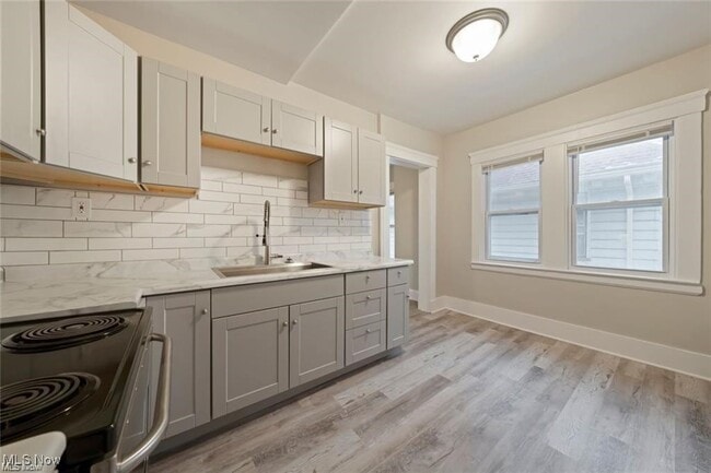Building Photo - 2016 W 85th St