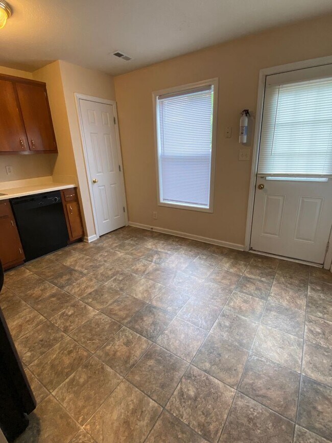 Foto del edificio - 512 Patriot Park Ct