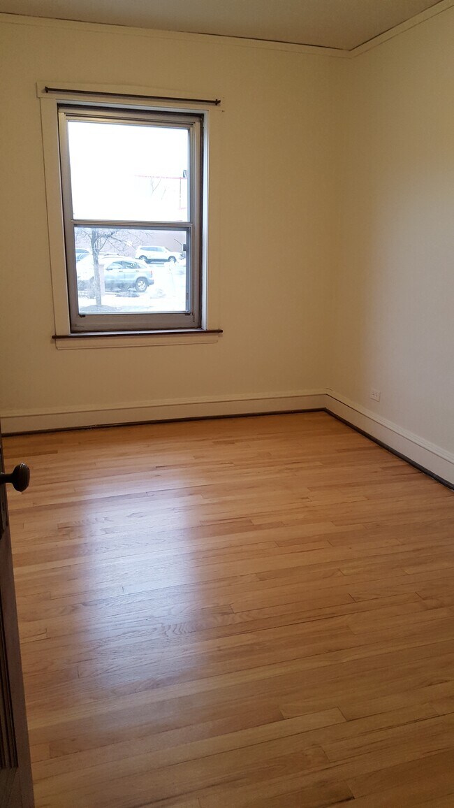 Bedroom - 3216 N Major Ave