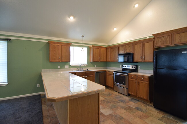 Building Photo - 201 Cedar Ridge Dr