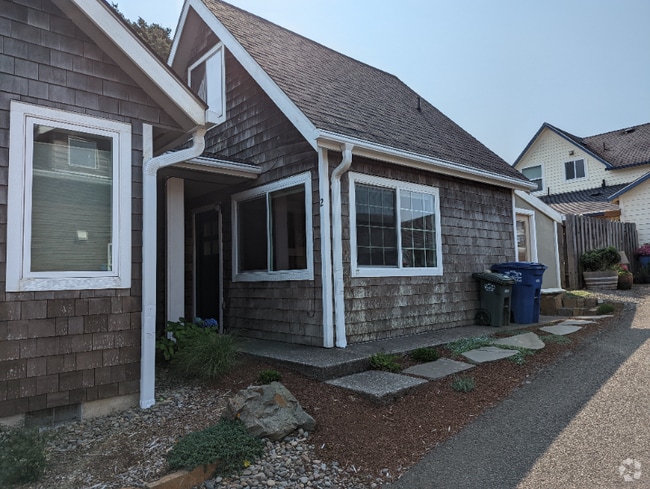 Building Photo - 106 SW Cottage St