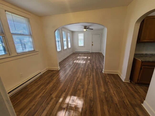 Building Photo - Charming Two bedroom one bath with huge ba...