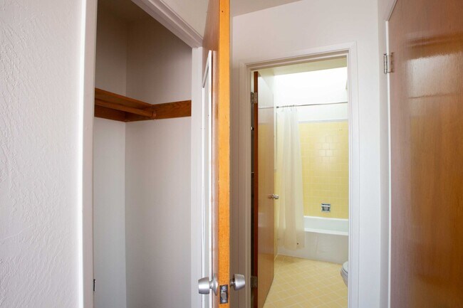 Building Photo - OPEN HOUSE:Tuesday(1/23) 7:15pm-7:30pm Top...