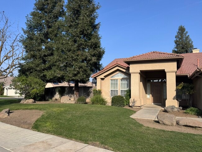 Foto del edificio - 553 W Fallbrook Ave