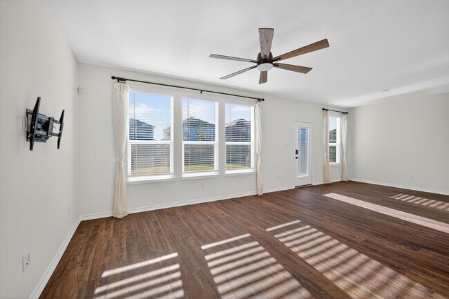 Foto del edificio - **Reduced Deposit!* Modern 3/2.5 Home with Open Living, Walk-In Showers & Private Backyard