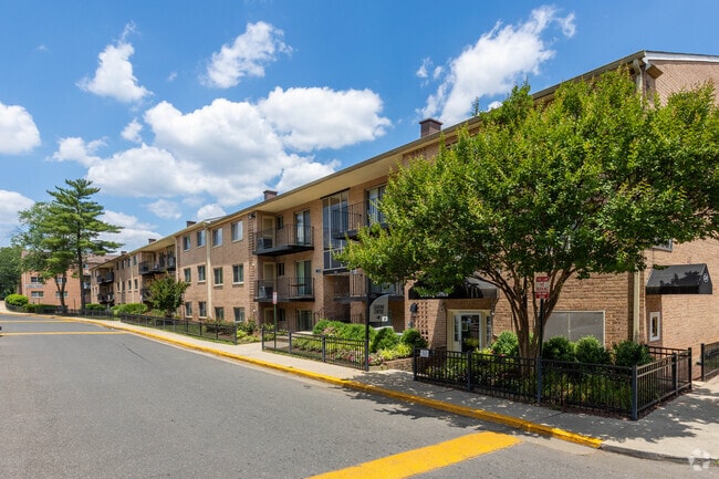 Building Photo - Glen Willow Apartments