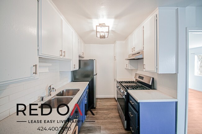 Building Photo - Lovely Two Bedroom with Spacious Rooms, St...
