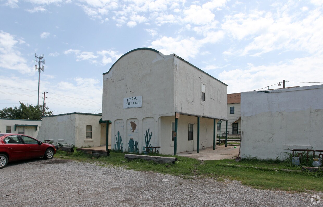 Foto del edificio - Adobe Village