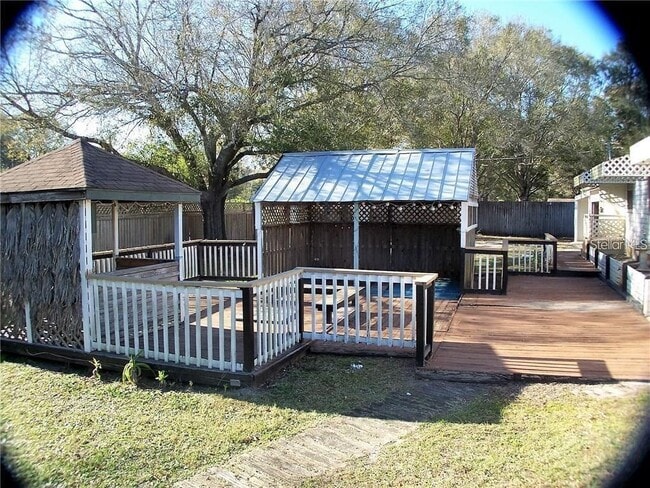 Foto del edificio - 33753 Camerton Rd