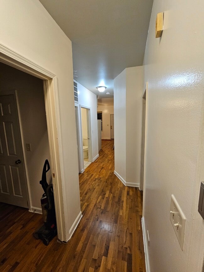 Building Photo - 913 N Lawndale Ave