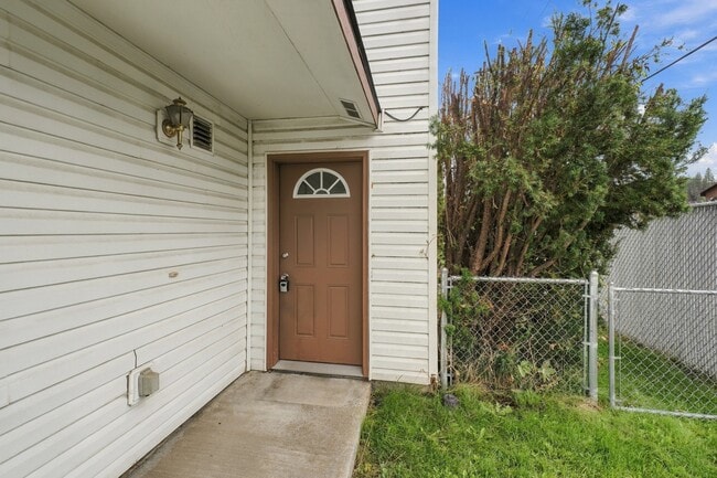 Building Photo - 800 N Regal Ct