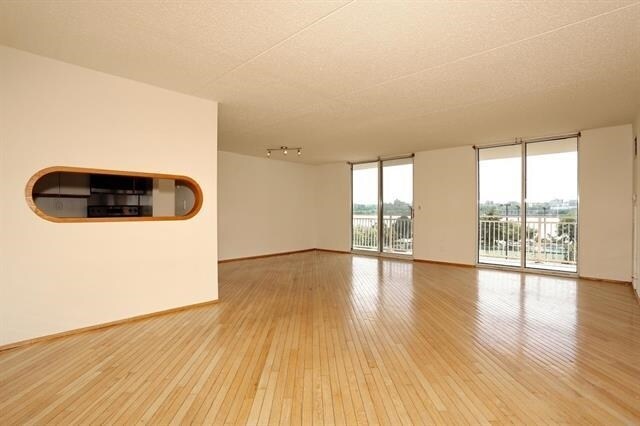 Building Photo - 1055 River Rd