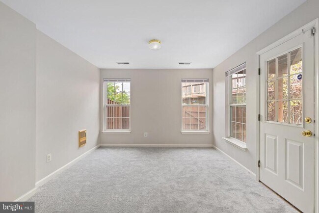 Foto del edificio - 13700 Barksdale Dr
