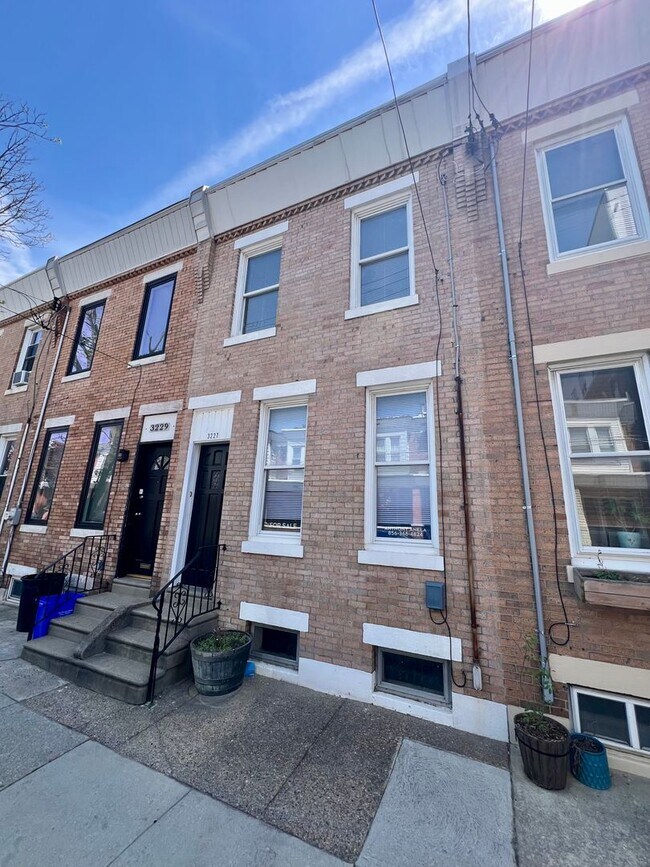 Building Photo - Stunning 3-Bedroom Townhome in the Heart o...