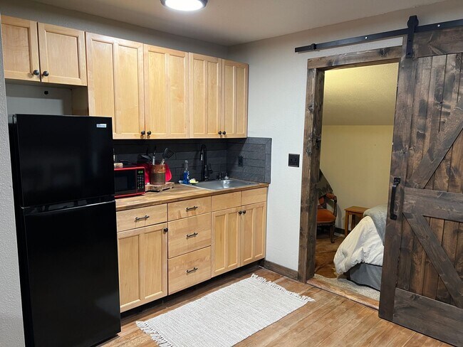 Building Photo - 1 Bedroom single family home