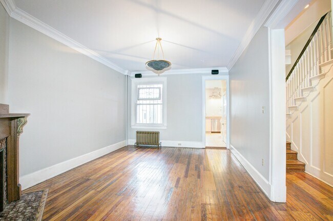 Building Photo - Spacious Three Bedroom + Den in Columbia Heights! Parking Included!