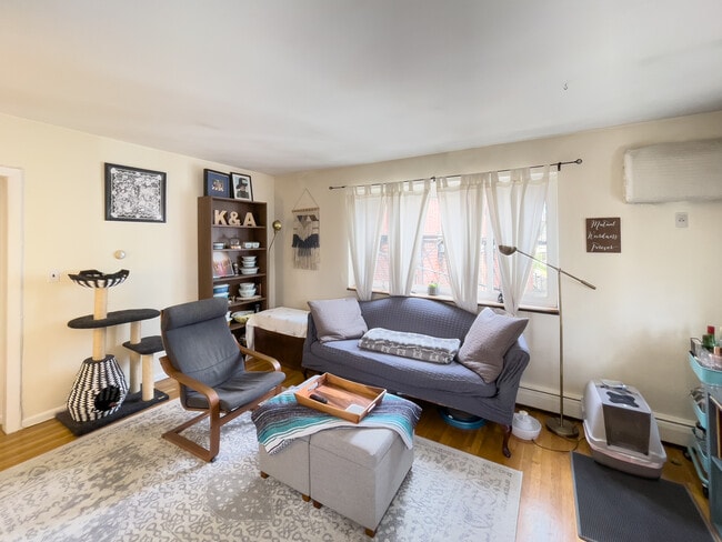 Foto del edificio - 594 Centre St