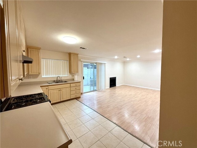 Foto del edificio - 6439 Woodman Ave